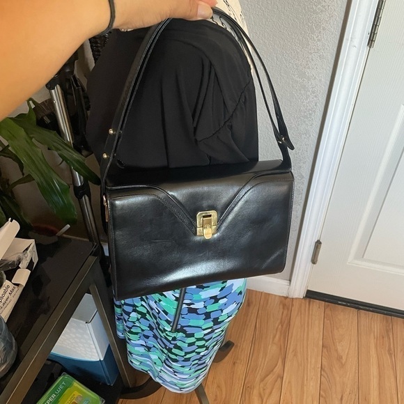 Authentic Bally Handbag/ Shoulder Bag with adjustable strap - Picture 12 of 13